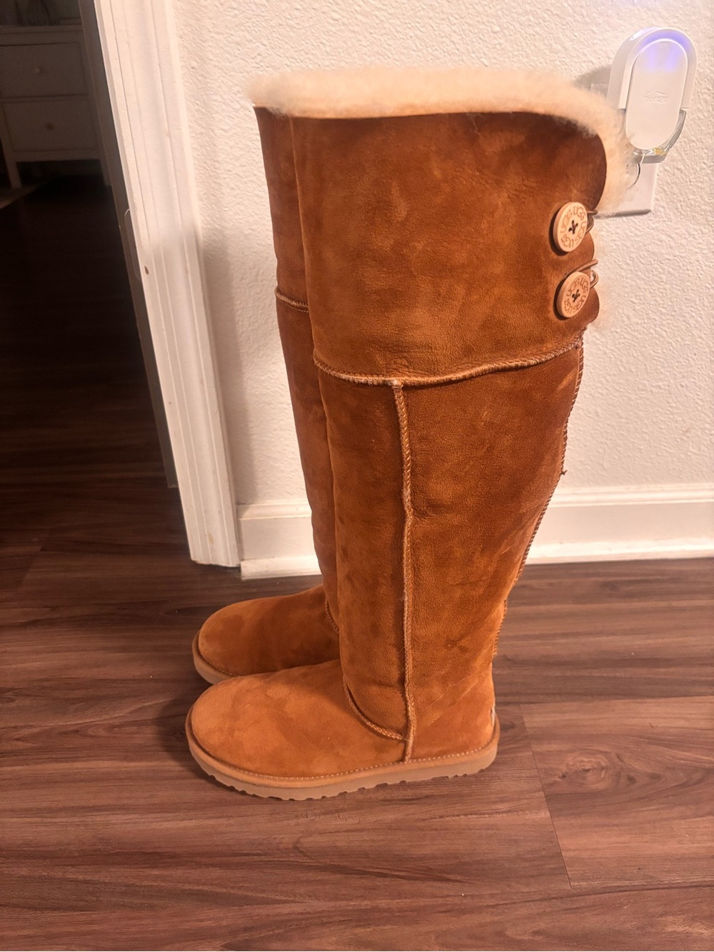 UGG Over the Knee Women's Bailey Button Boot in Chestnut Size 8 - Picture 2 of 6